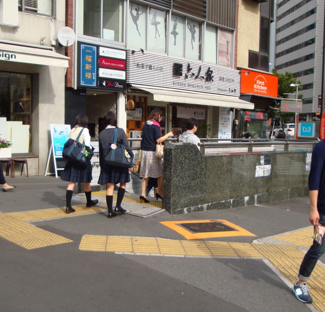 外苑前駅からのアクセス 外苑前の整体なら医師も推薦するクチコミno1の青山色彩治療院 外苑前駅からのアクセス 外苑前の整体なら医師も推薦するクチコミno1の青山色彩治療院